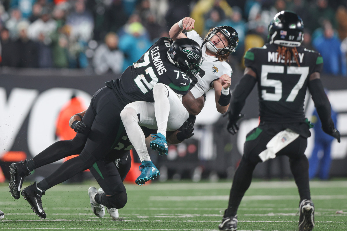 Jets DE Micheal Clemons hits Jaguars QB Trevor Lawrence